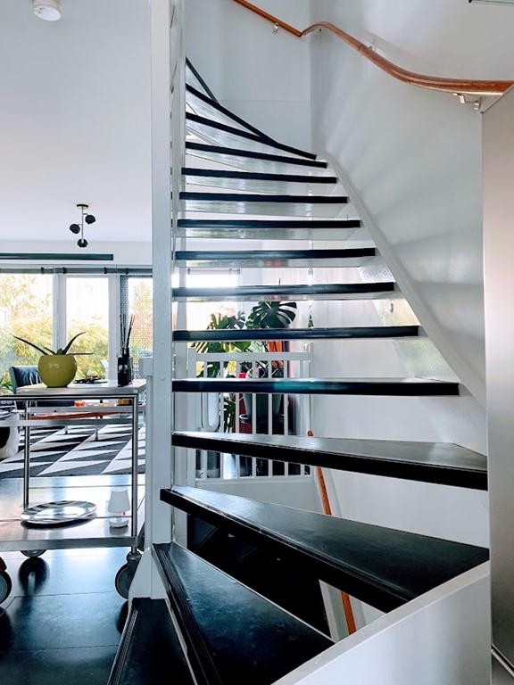 Foto open trap woonkamer naar 2e verdieping.jpg